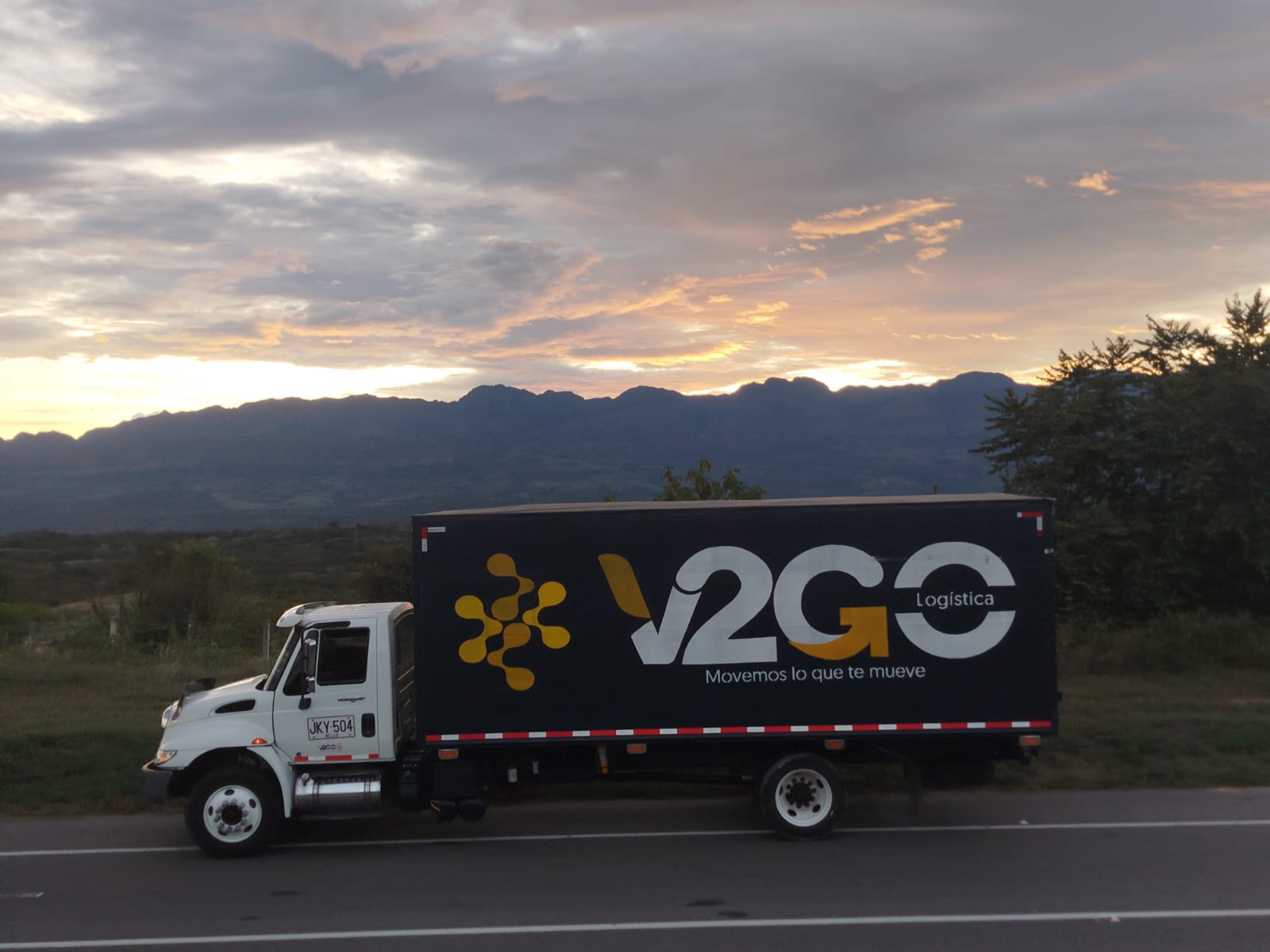 Camión V2GO en ruta al atardecer por carretera colombiana